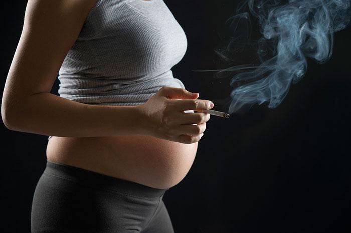How Smoking Decreases The Chances Of Pregnancy